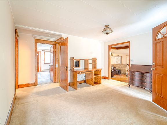 5th image of 128 Hawthorne St