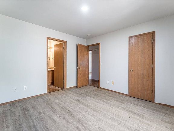 5th image of 427 E Southern Trace Dr