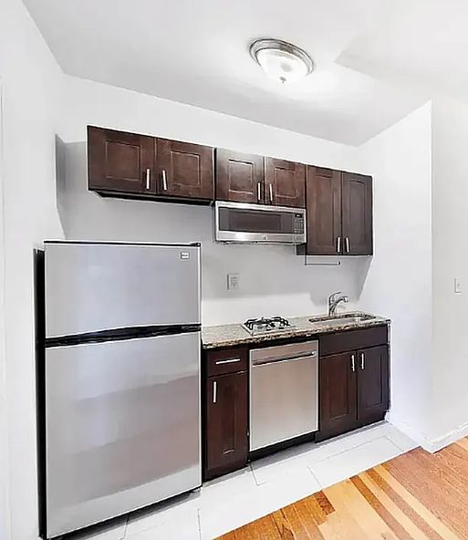 2nd image of 34 Saint Marks Pl APT 21