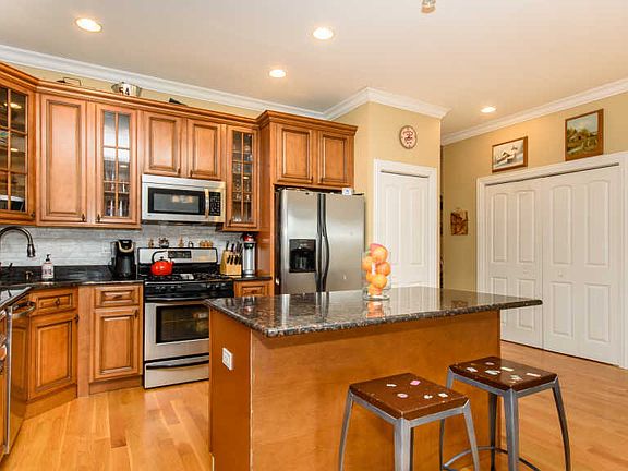 4th image of 6545 N Sacramento Ave APT 4N