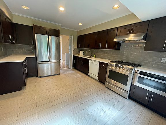5th image of 14 Berkley Ln