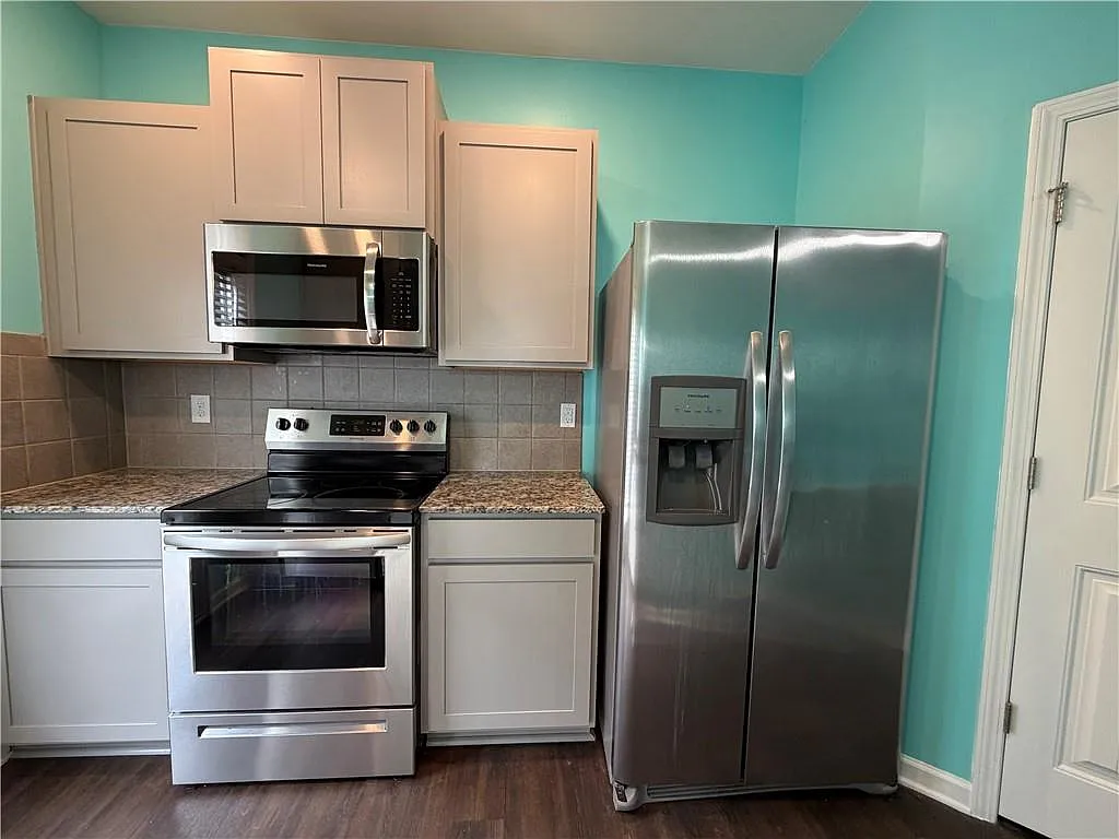 3 bed, 2.5 bath, 1776 sqft, $2,100 — Photo 3