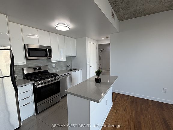 4th image of 281 Mutual St #2408