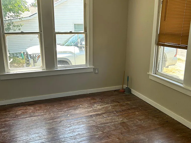 707 Lewis St — Photo 4