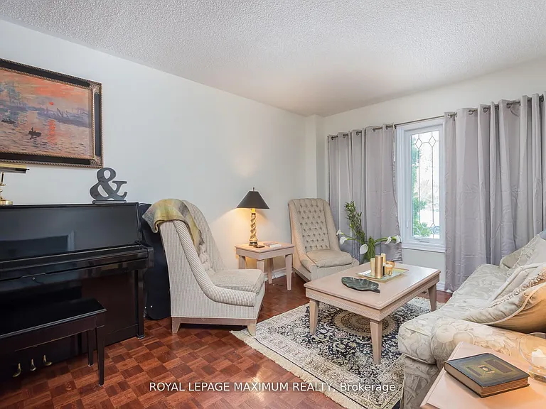 195 Gidleigh Park Cres W — Photo 4