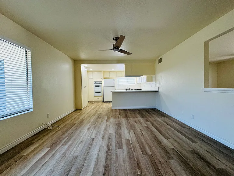 2105 E Petunia St — Photo 4