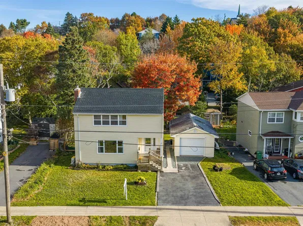 19 Highwood St, Dartmouth, NS B2Y 3B9