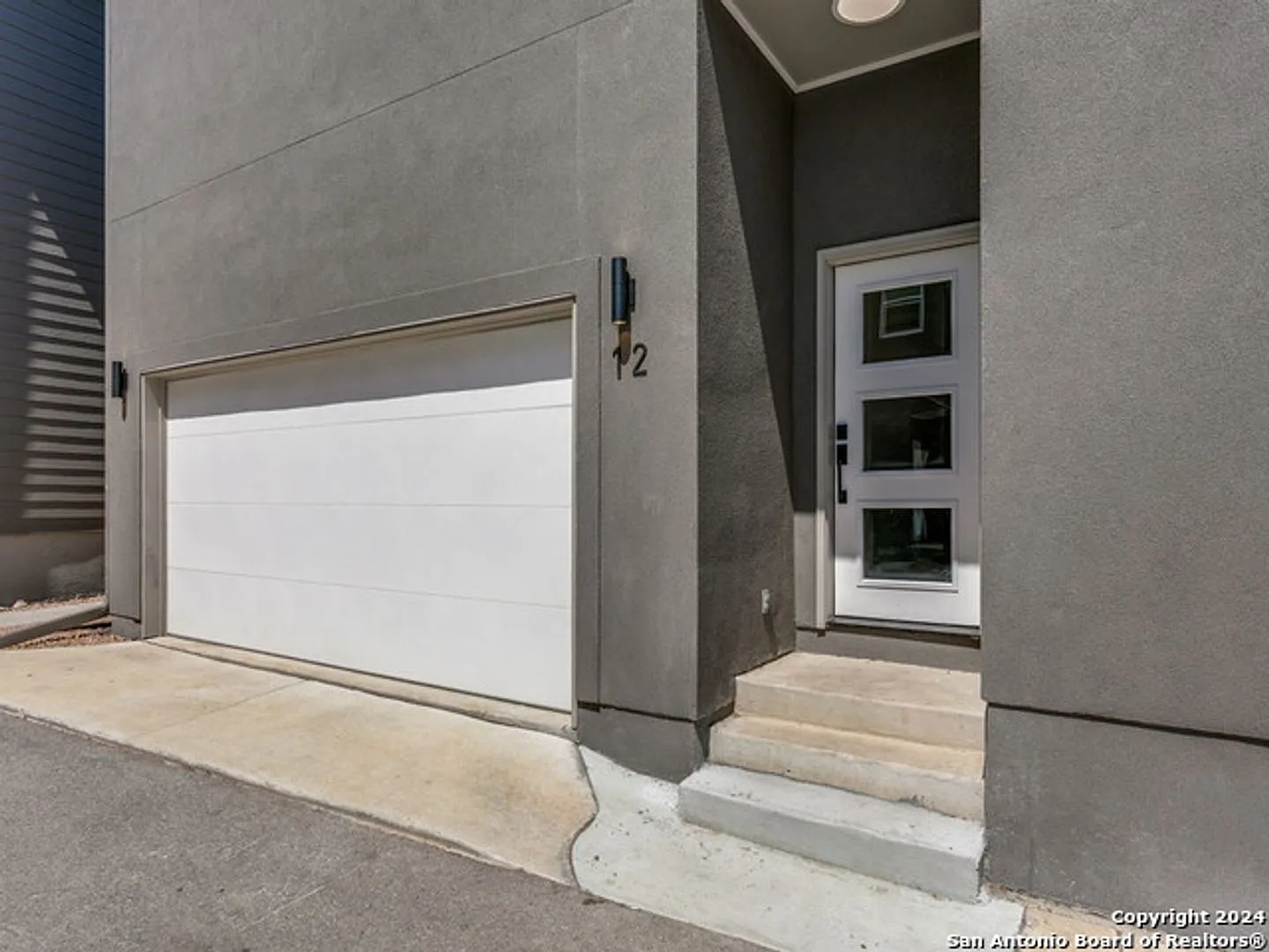 Luxury 3-Bedroom Alamo Heights Townhome — Photo 2