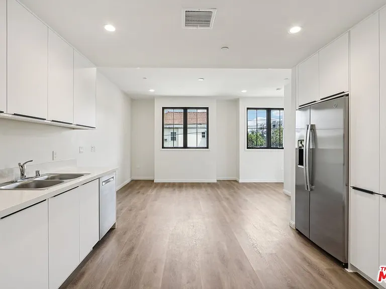 951 S Wilton Pl #201 — Photo 1