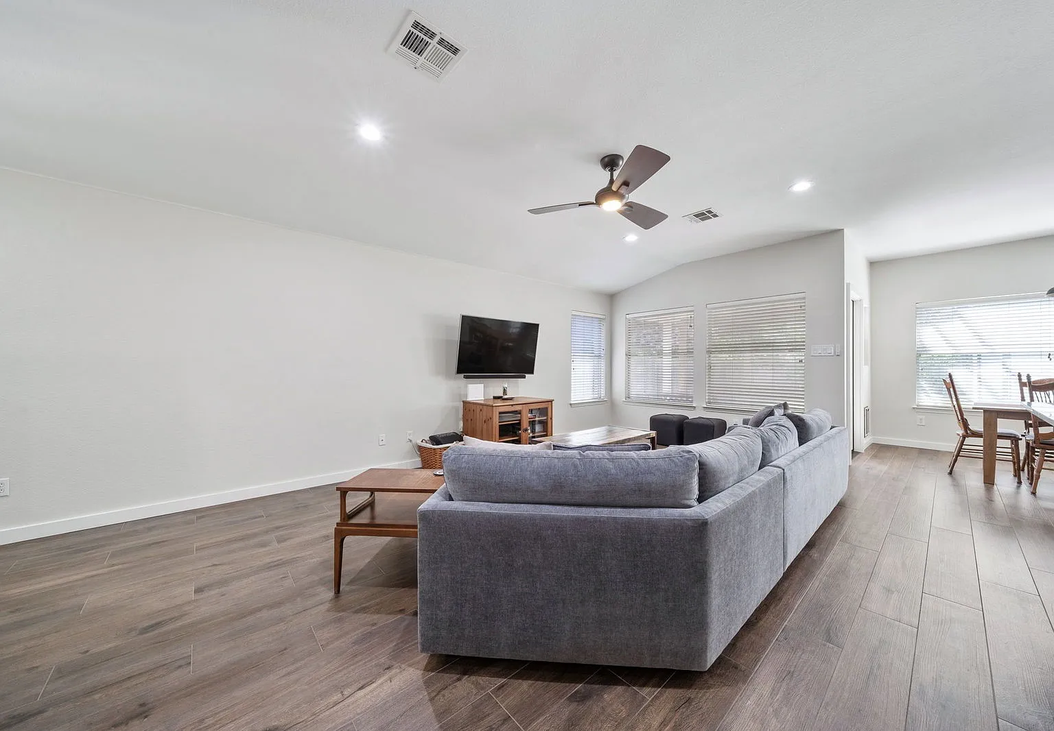 3 bed, 2.0 bath, 1695 sqft, $2,700 — Photo 4