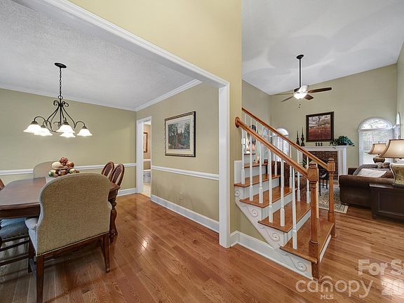 4th image of 1109 Hawthorne Dr