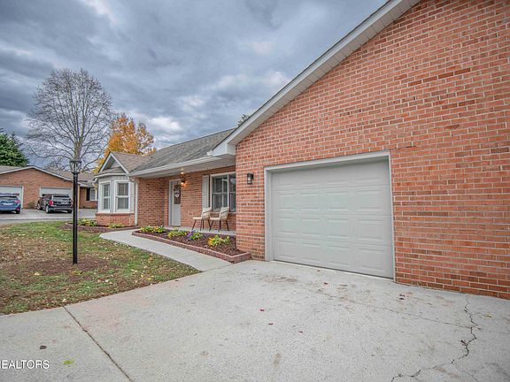 3rd image of 1521 Berwyn Dr