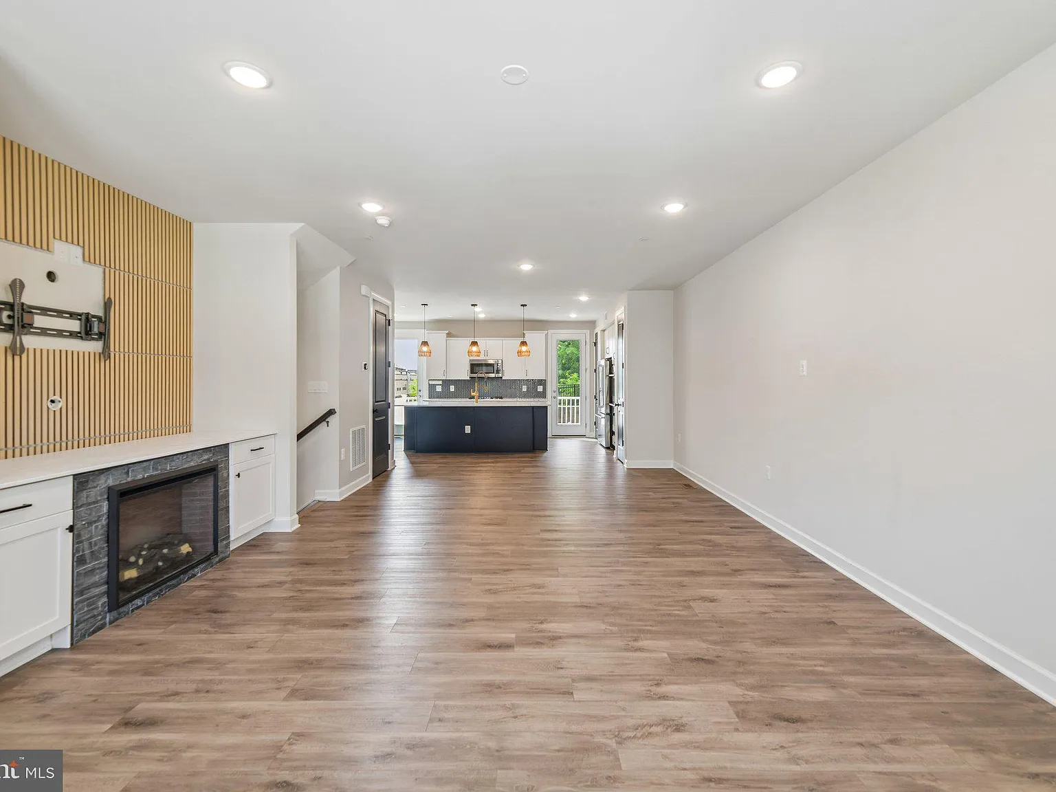 4 bed, 4.5 bath, 2791 sqft, $4,950 — Photo 3