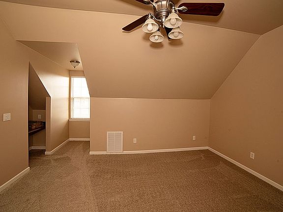 5th image of 309 Sierra Dr