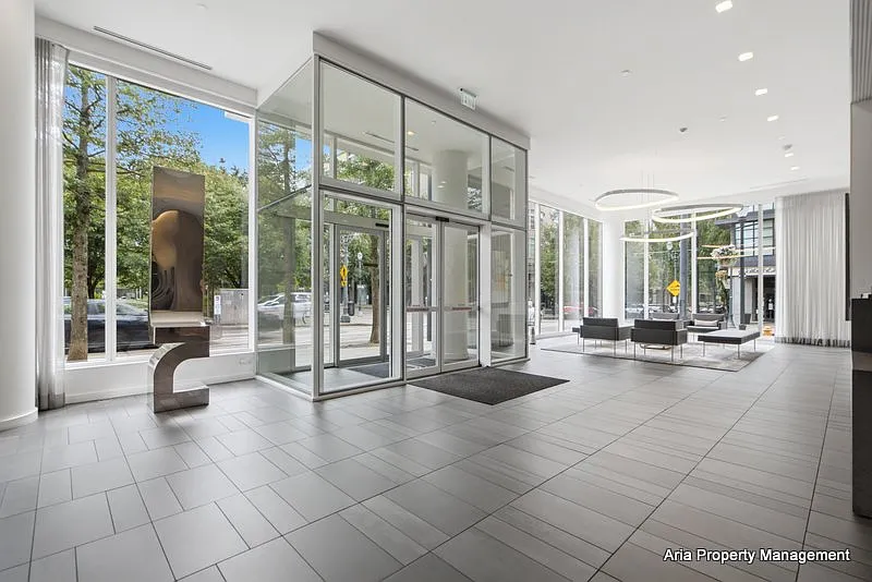 4 bed, 4.5 bath, 4200 sqft, $18,000 — Photo 3