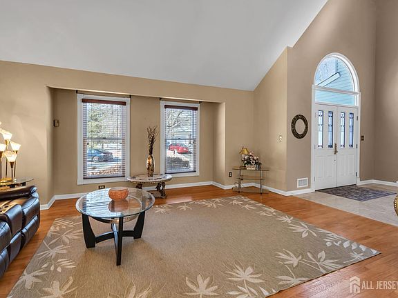 3rd image of 15 Walnut Ct