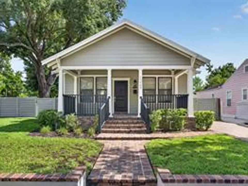 1225 E Amelia St