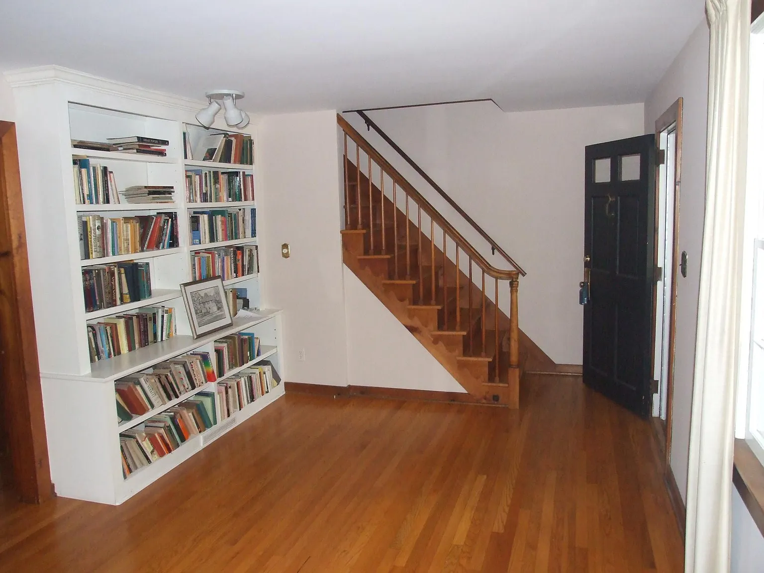 4 bed, 2.5 bath, 1400 sqft, $3,800 — Photo 2