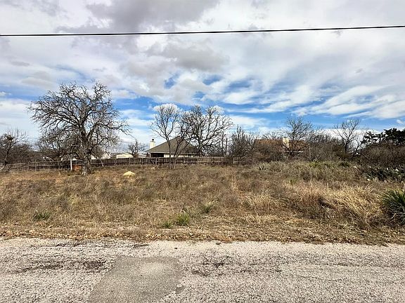 4th image of 398-399 400 Sweetbriar Dr