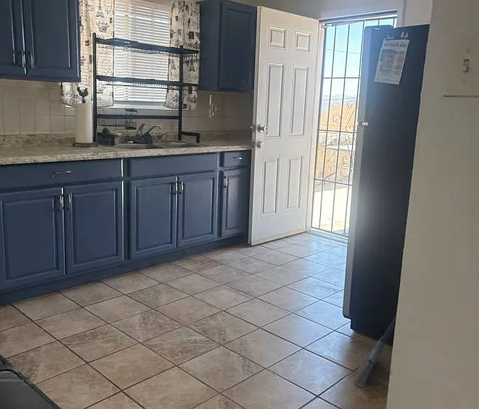 1006 W Yandell Dr — Photo 1