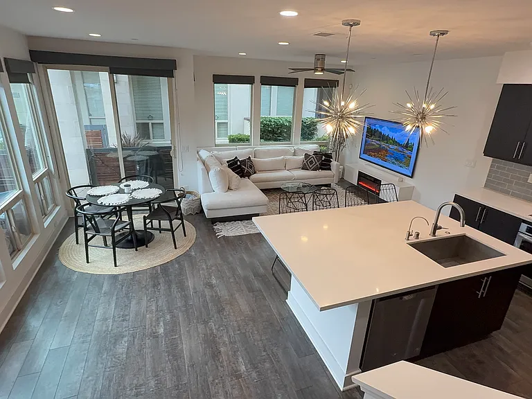 2460 Aperture Cir — Photo 3