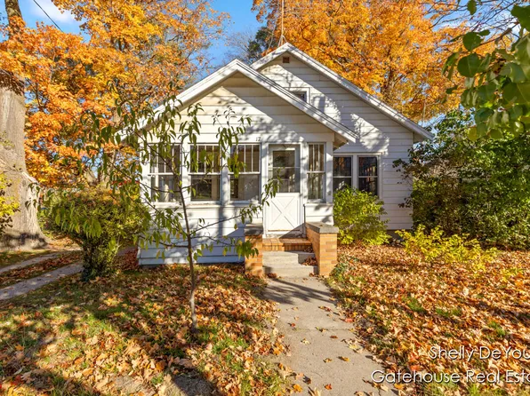 17 E Muskegon St NE, Cedar Springs, MI 49319