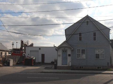 4th image of 331 W John St