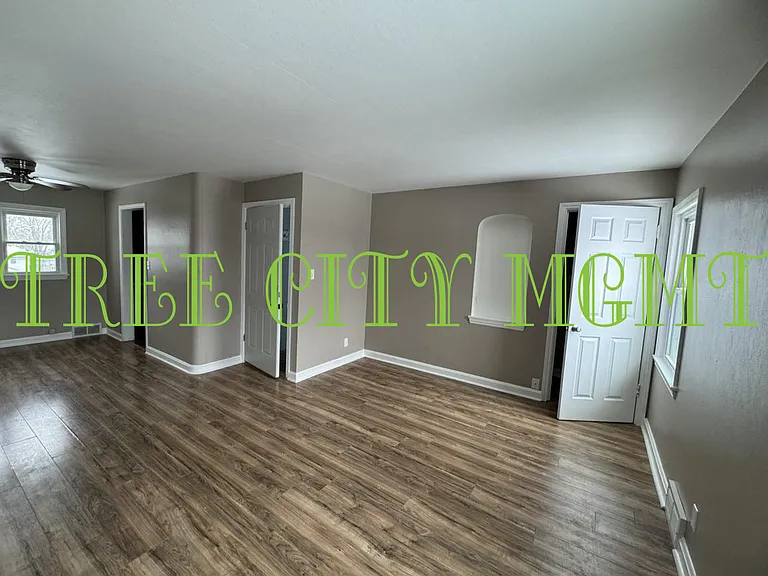 326 W Oakdale Dr #B — Photo 1