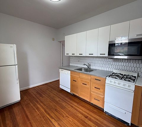 3rd image of 223 E Oakridge St APT 2