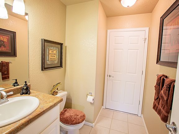 Upstairs guest bath