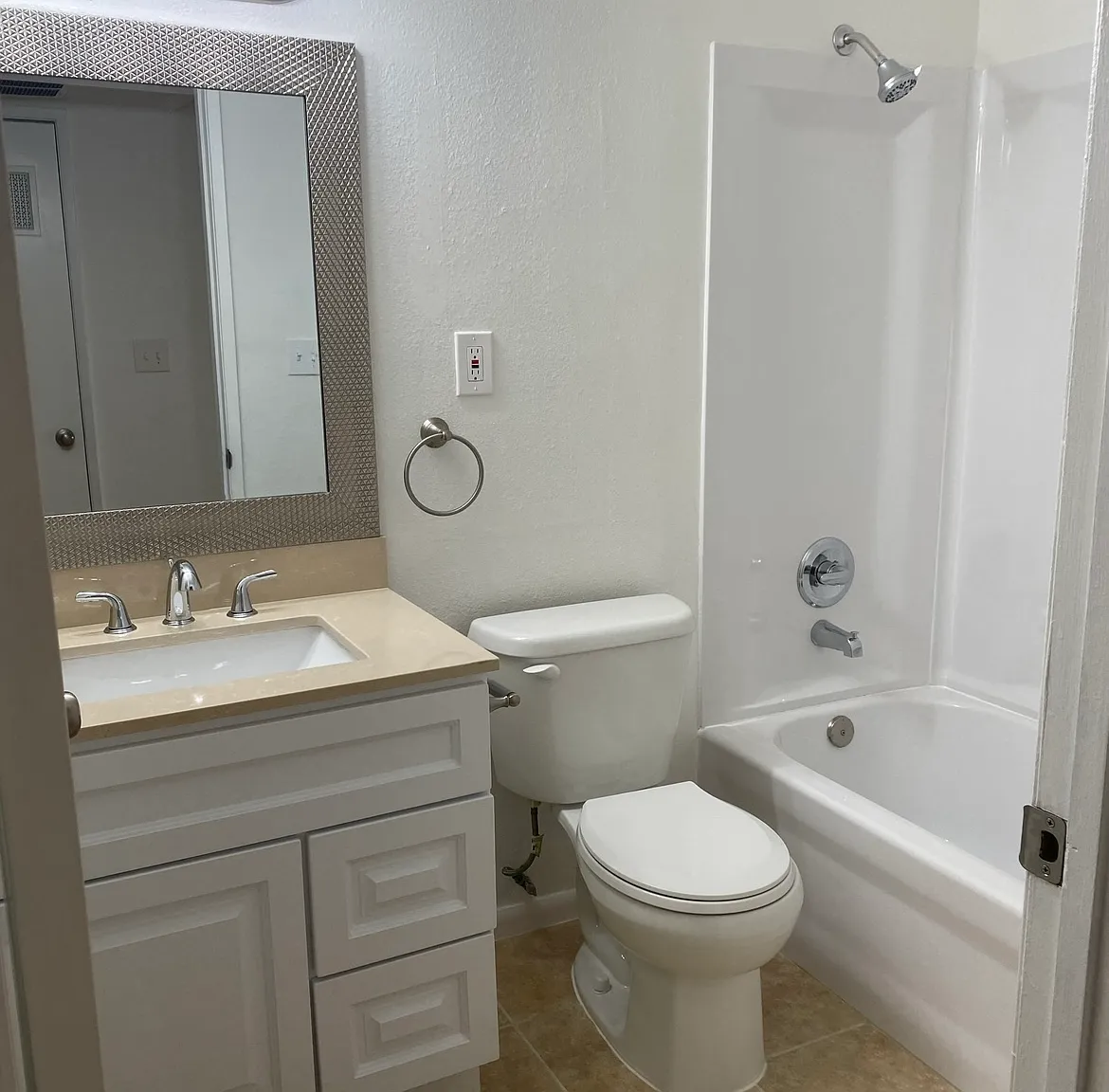 1170 Spazier Ave — Photo 4
