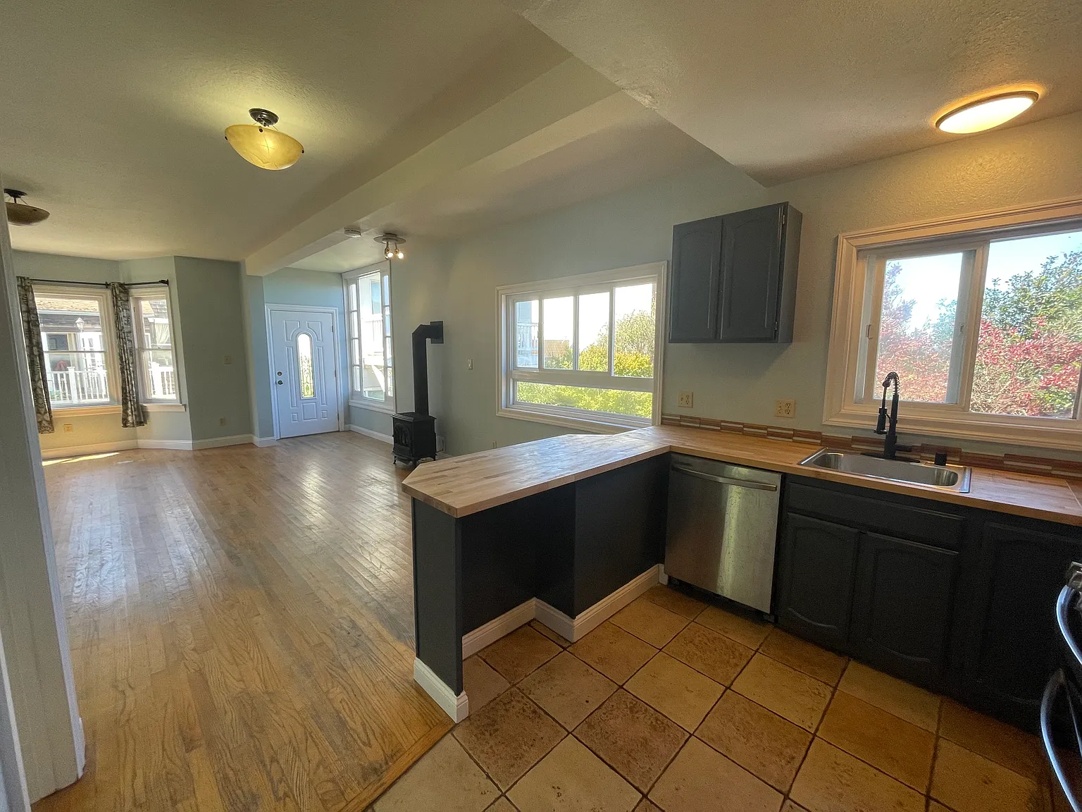 2 bed, 1.5 bath, 1100 sqft, $5,700 — Photo 3