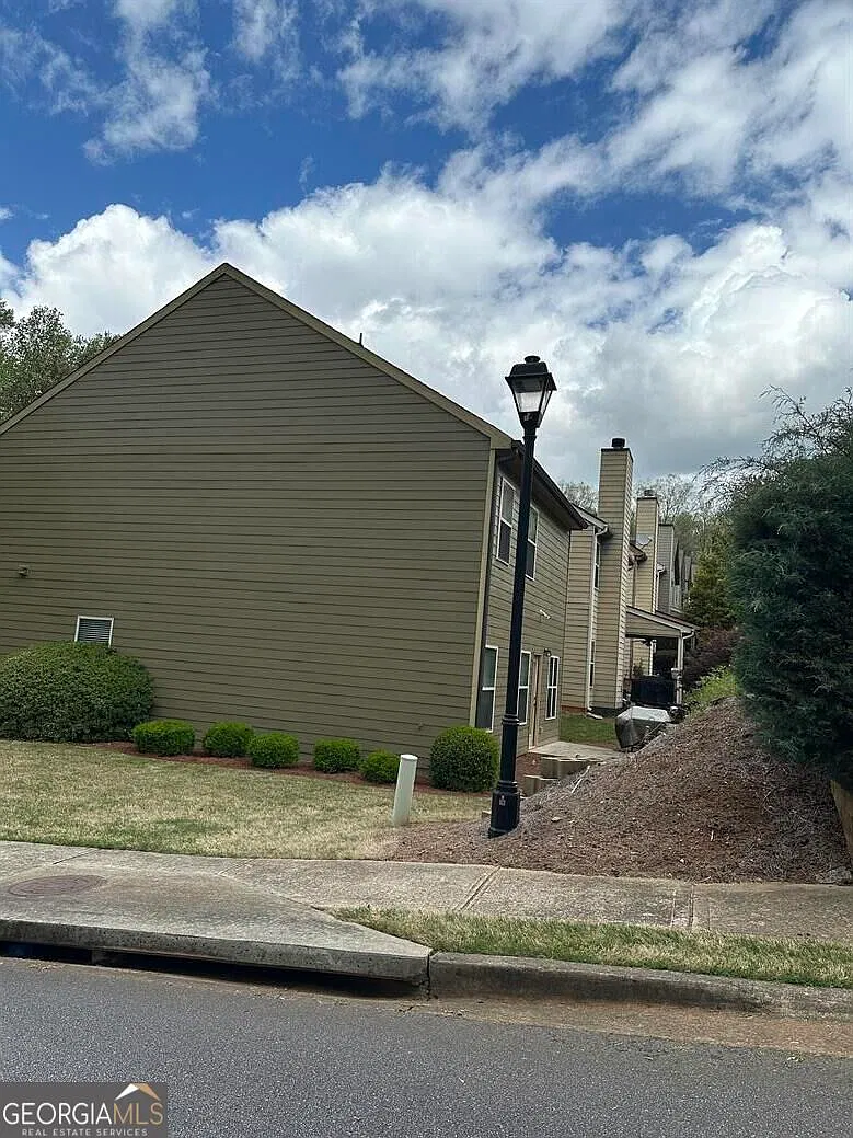 3 bed, 2.5 bath, 1696 sqft, $1,800 — Photo 4