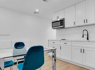 32 SW 9th St #3, Hallandale, FL 33009