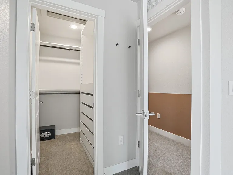 1518 N Newton St — Photo 30