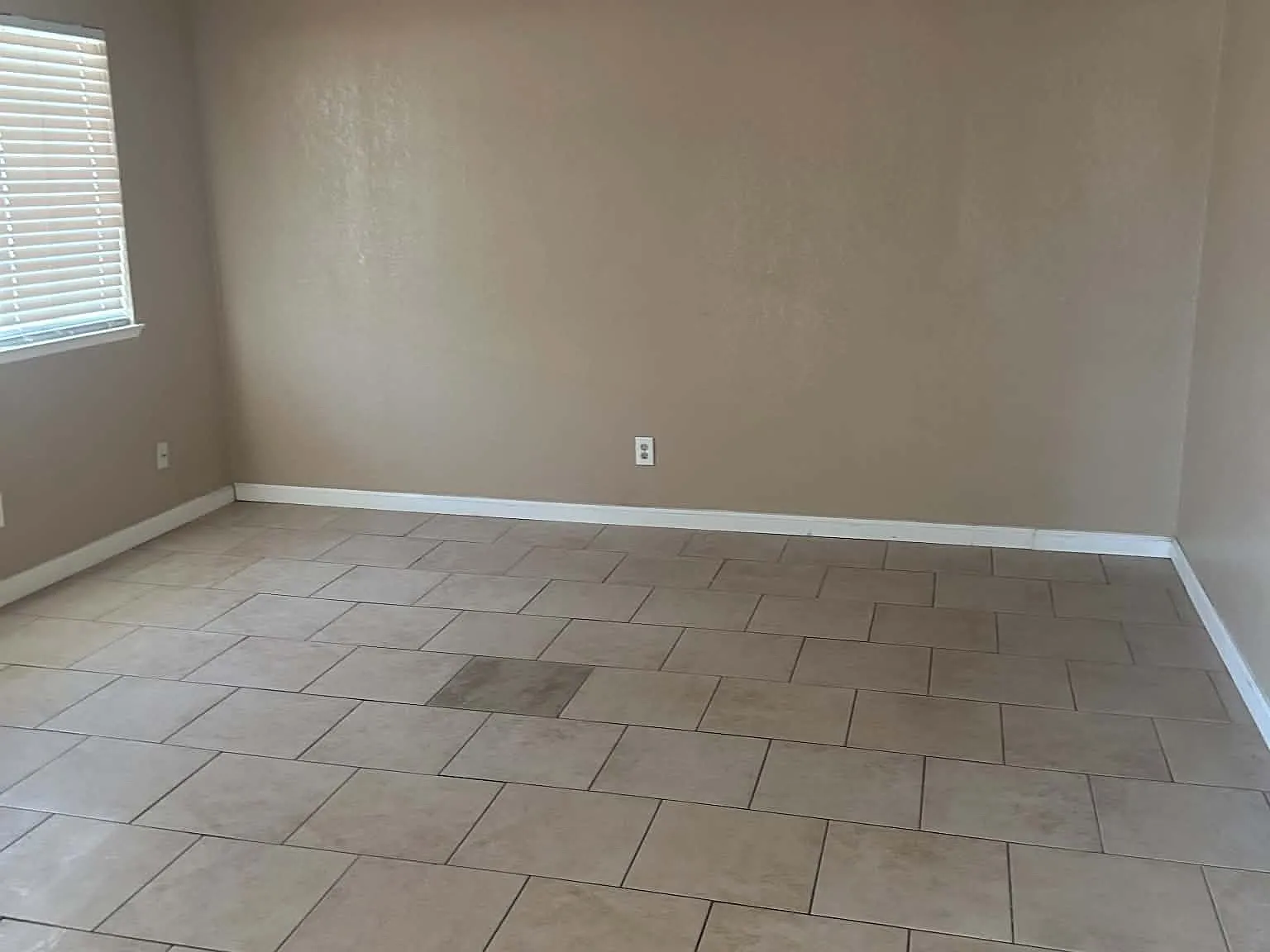 3 bed, 1063 sqft, $1,900 — Photo 4