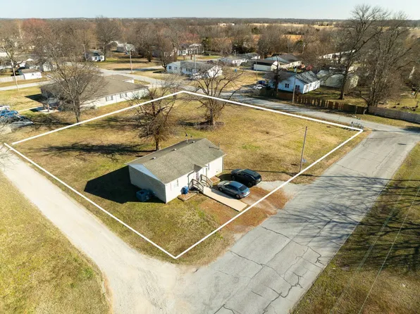 212 N 3rd Ave, Columbus, KS 66725