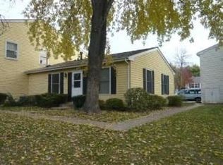 250 Harvest Ct, Vernon Hills, IL 60061