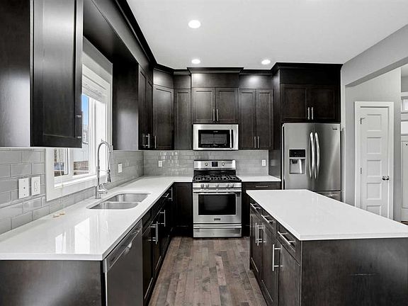4th image of 112 S 23rd Ave NE #2