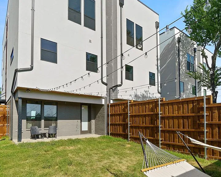 512 Avenue L — Photo 25