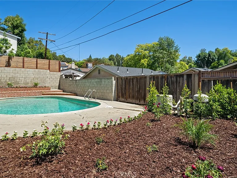 21816 Providencia St — Photo 32