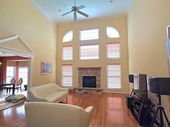 3rd image of 855 Queens Park Dr