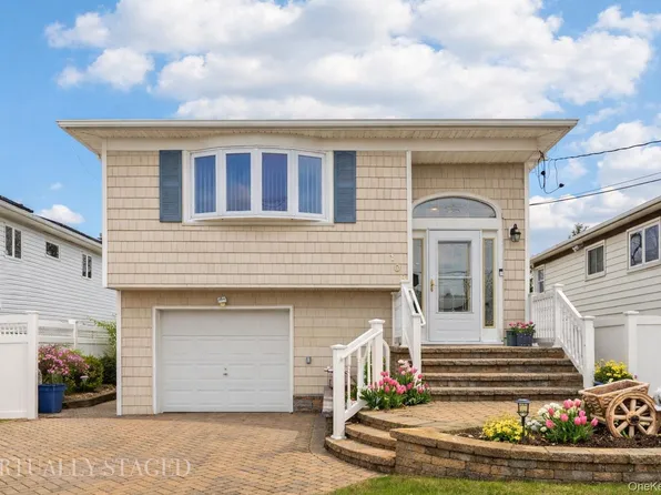 108 Lee Avenue, Babylon, NY 11702