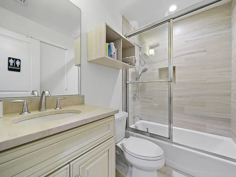 JUNIOR SUITE FULL BATHROOM