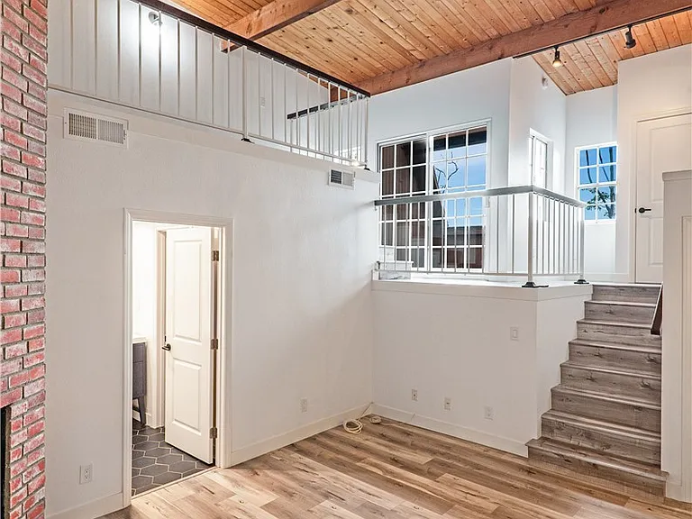 984 Granville Ave — Photo 24