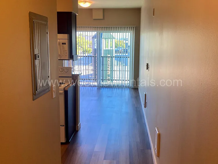 200 E Maple St — Photo 380