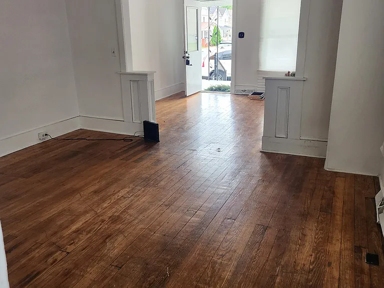 806 W John St — Photo 3