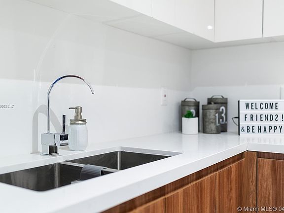 5th image of 924 Marseille Dr APT 34