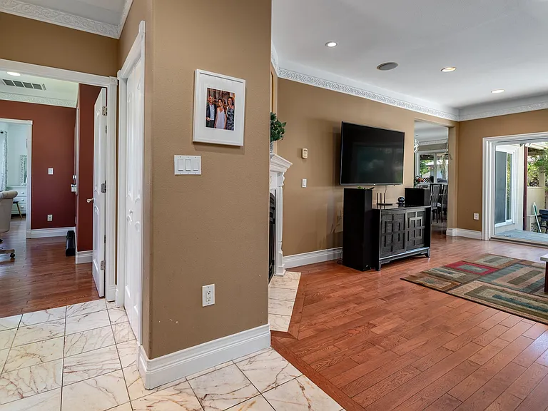 596 Pettis Ave — Photo 3