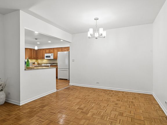 5th image of 574 Bristol Ln